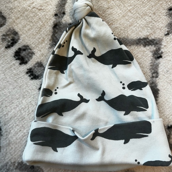 Kate Quinn Blue Whale Knot Hat 6-12 m - Picture 2 of 3